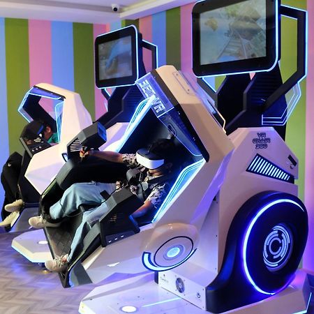 Lagoona Beach Luxury Resort And Spa Manama Eksteriør billede A racing simulator