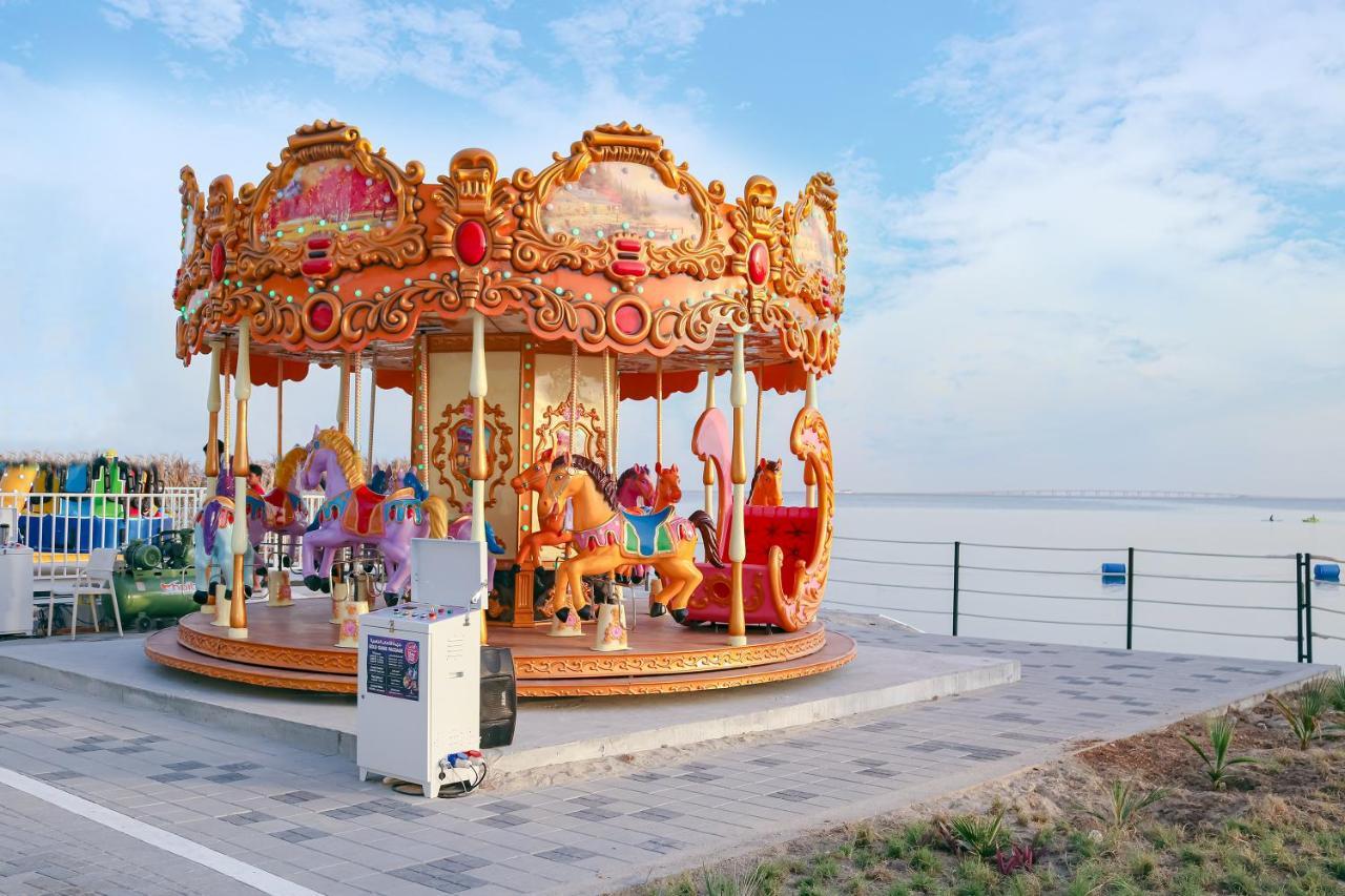 Lagoona Beach Luxury Resort And Spa Manama Eksteriør billede A carousel in Pattaya, Thailand