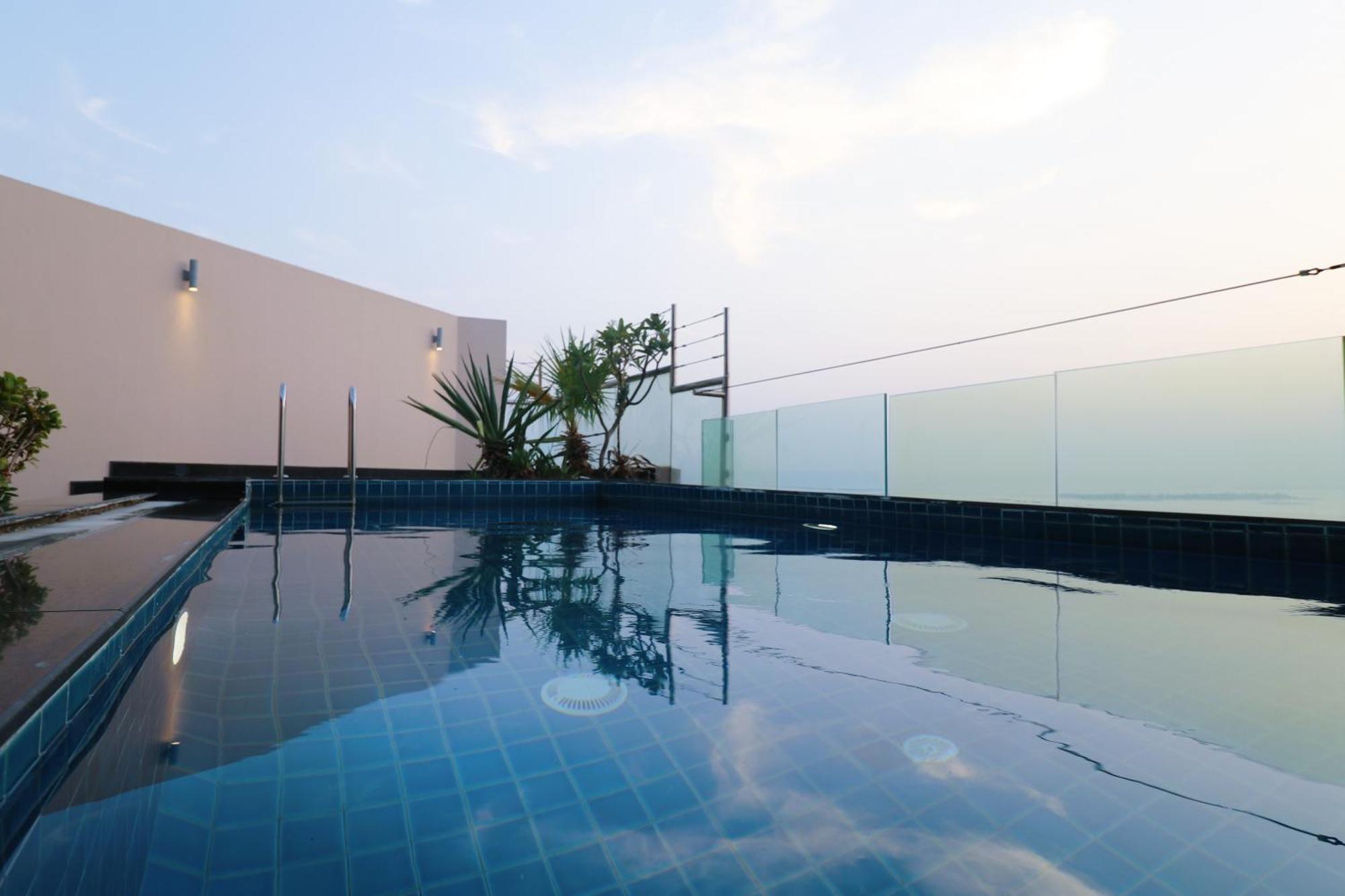 Lagoona Beach Luxury Resort And Spa Manama Eksteriør billede Rooftop pool at the hotel