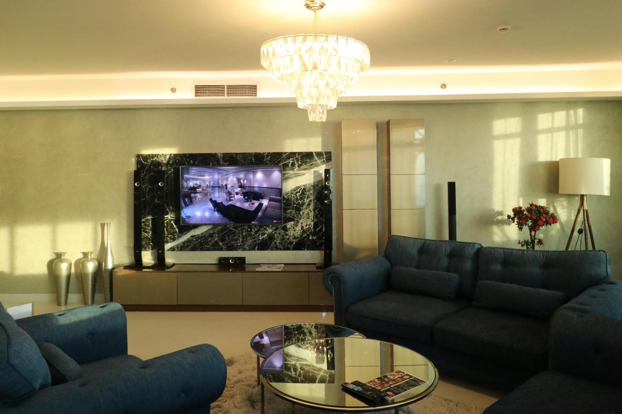 Lagoona Beach Luxury Resort And Spa Manama Eksteriør billede A living room with a television