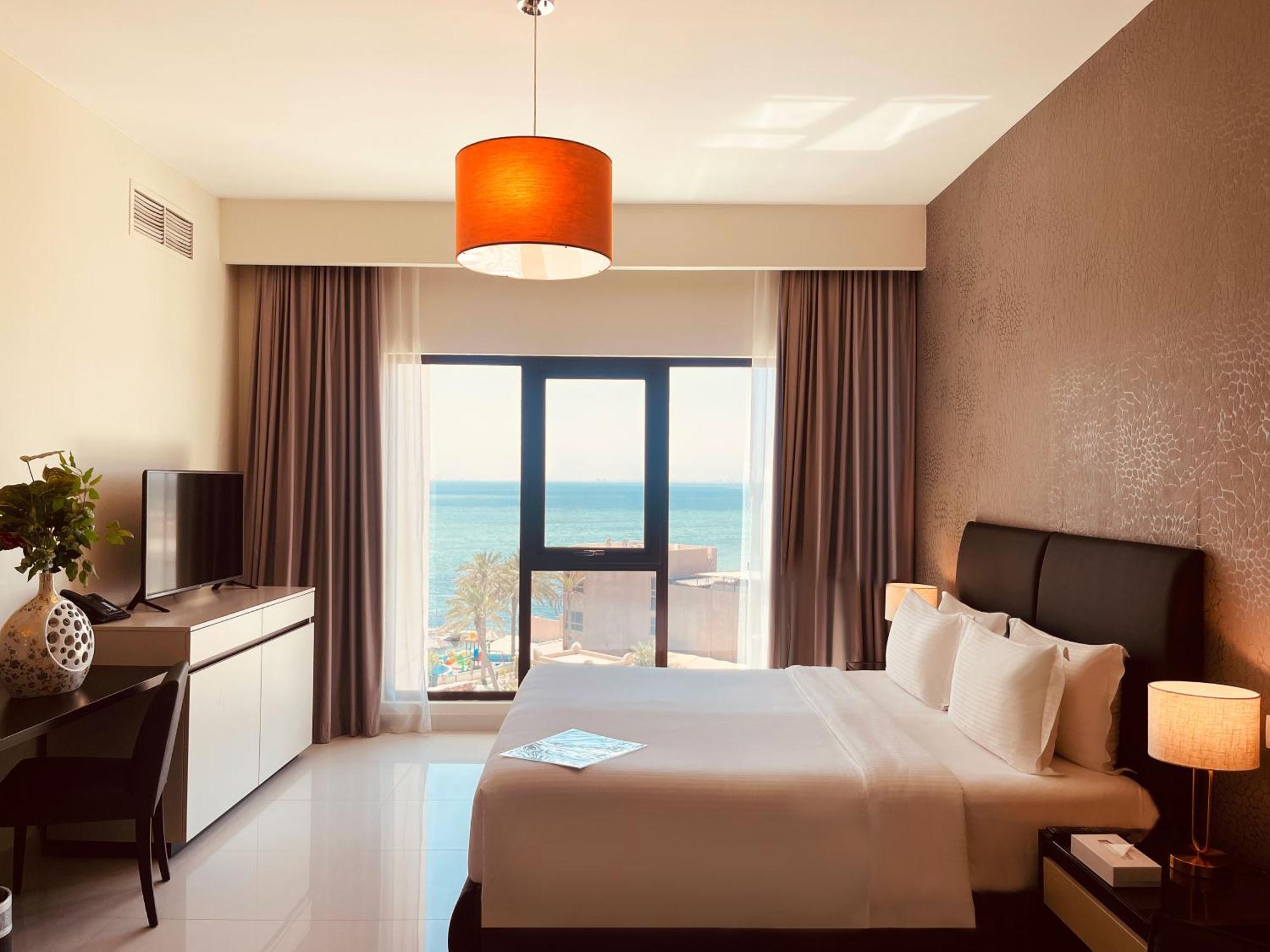 Lagoona Beach Luxury Resort And Spa Manama Eksteriør billede A bedroom at the hotel
